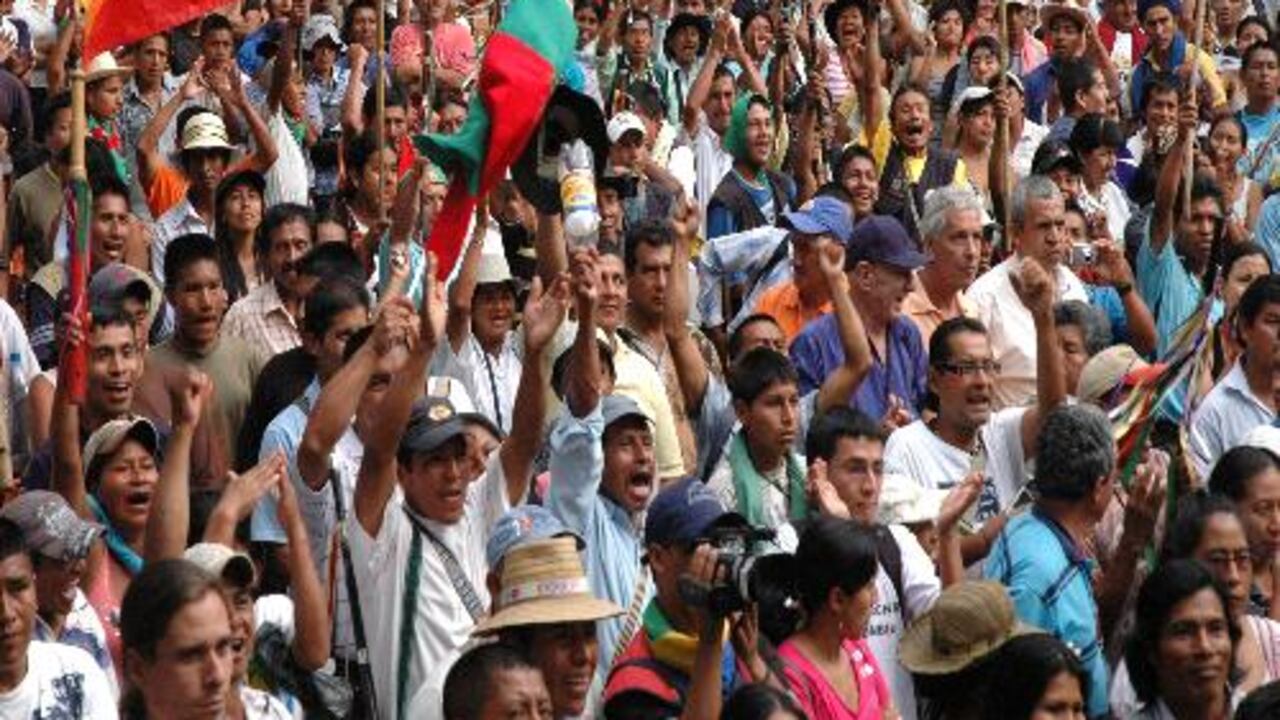 Este domingo, los cerca de 20.000 manifestantes indígenas se aglomeraron en el parque del Centro Administrativo Municipal, CAM. Pero Uribe dijo a las 10 de la mañana que los esperaría en el canal regional Telepacífico.