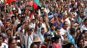 Este domingo, los cerca de 20.000 manifestantes indígenas se aglomeraron en el parque del Centro Administrativo Municipal, CAM. Pero Uribe dijo a las 10 de la mañana que los esperaría en el canal regional Telepacífico.