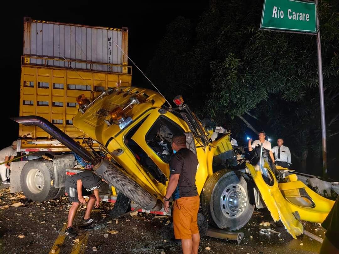Accidente entre tractomula y camión en la vía Santander - Antioquia.