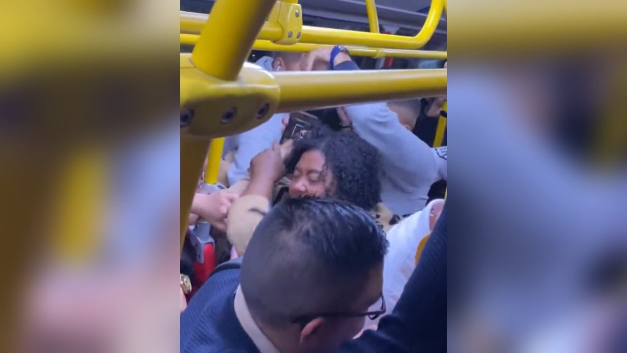 Pelea de dos mujeres en TransMilenio.