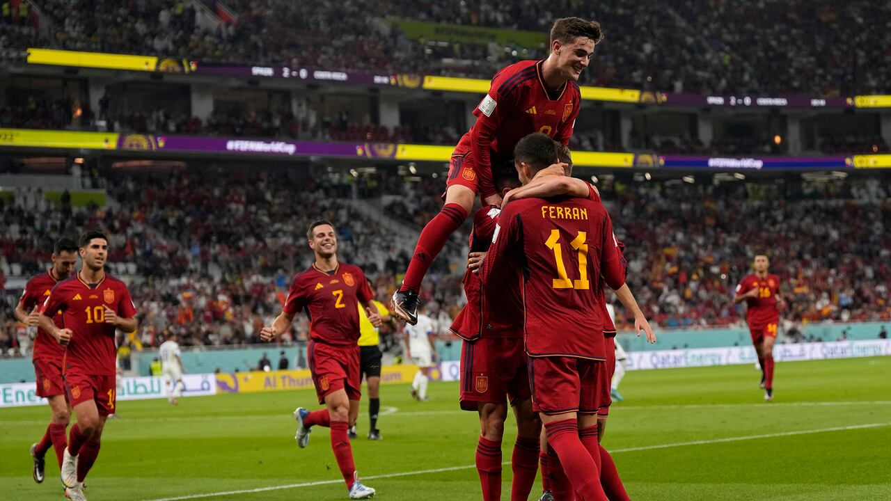 En el camerino, el plantel recibió la visita del Rey Felipe, quien de esta forma se quiso unir a la fiesta. “Seguid cantando”, les decía a los jugadores.