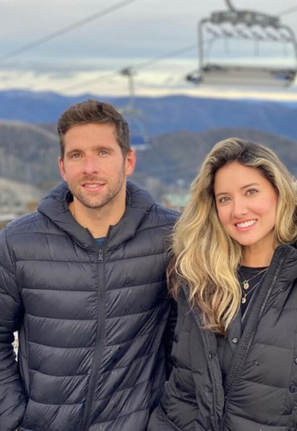 Los dos hermanos posaron en aquel paisaje nevado.