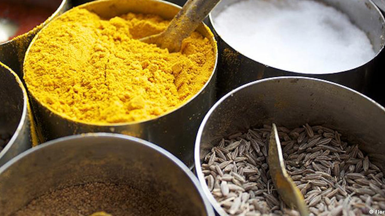 La cúrcuma o raíz amarilla es una especia cotidiana en la cocina india y también conocida por su efecto antiinflamatorio.