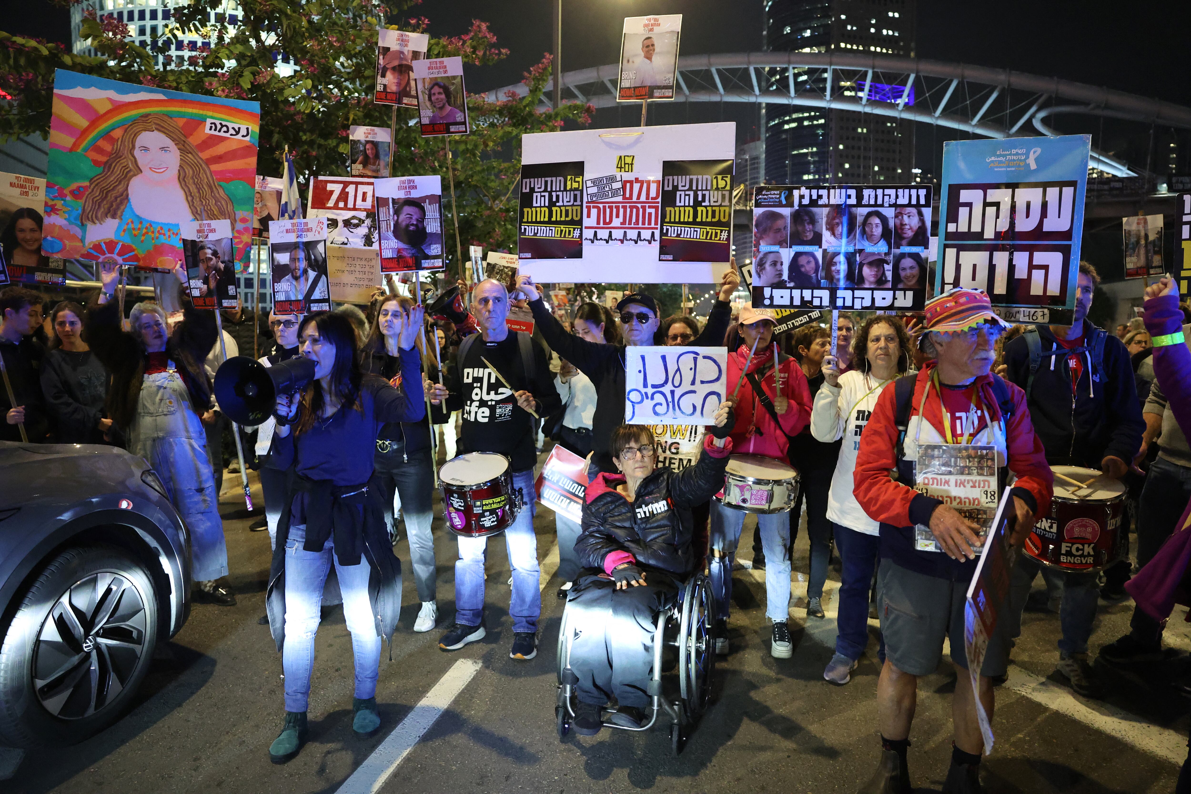 El primer ministro y titular de Exteriores de Qatar, el jeque Mohamed Abdulrahmán al Thani, ha confirmado este miércoles que el Gobierno de Israel y el Movimiento de Resistencia Islámica (Hamás) han llegado a un acuerdo para un alto el fuego en la Franja de Gaza y la liberación de rehenes secuestrados por el grupo palestino.