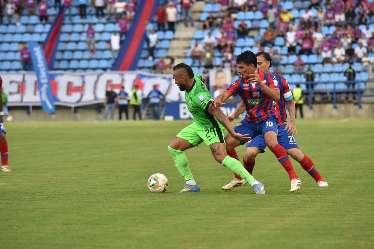 Andrés Sarmiento hace una jugada durante un partido ante Unión Magdalena.