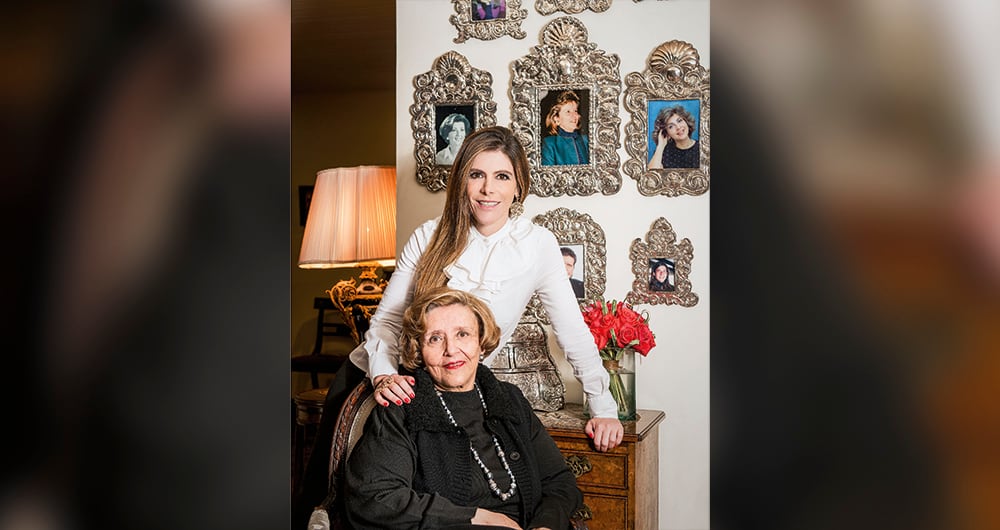 María Carolina Hoyos y su abuela Nydia Quintero. 