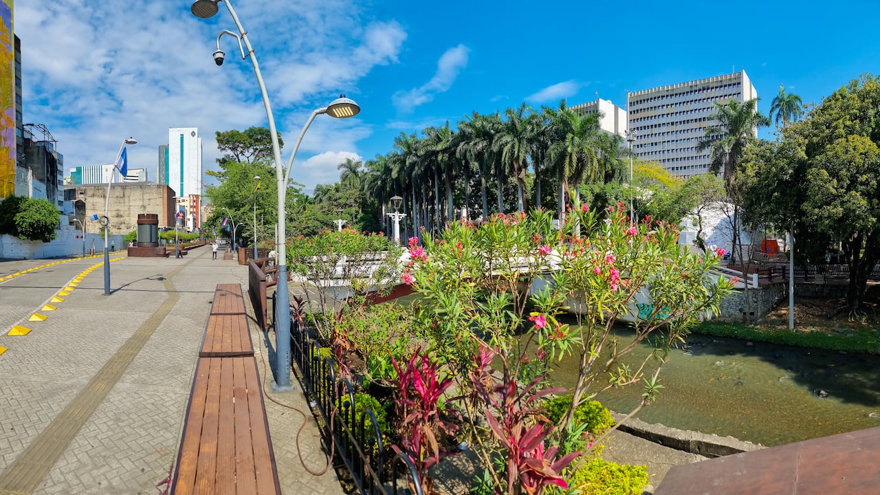 ¿Cuánto tarda el viaje de Bogotá a Cali en bus y cuántos peajes hay durante el trayecto? Planifique su viaje