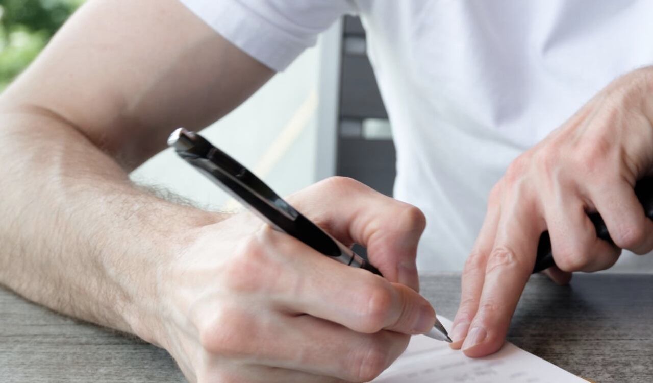 A la hora de pagar la factura hay que fijarse bien que la propina no esté incluida y que si lo está, diga claramente "propina voluntaria".