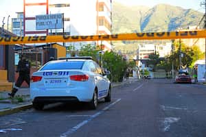 Policías patrullan la zona donde explotó un automóvil en Quito el 31 de agosto de 2023. Dos coches bomba explotaron en la capital de Ecuador sin causar víctimas, dijo la policía, mientras el país experimenta un aumento de la violencia relacionada con el tráfico de drogas. (Foto de Rodrigo BUENDÍA / AFP)