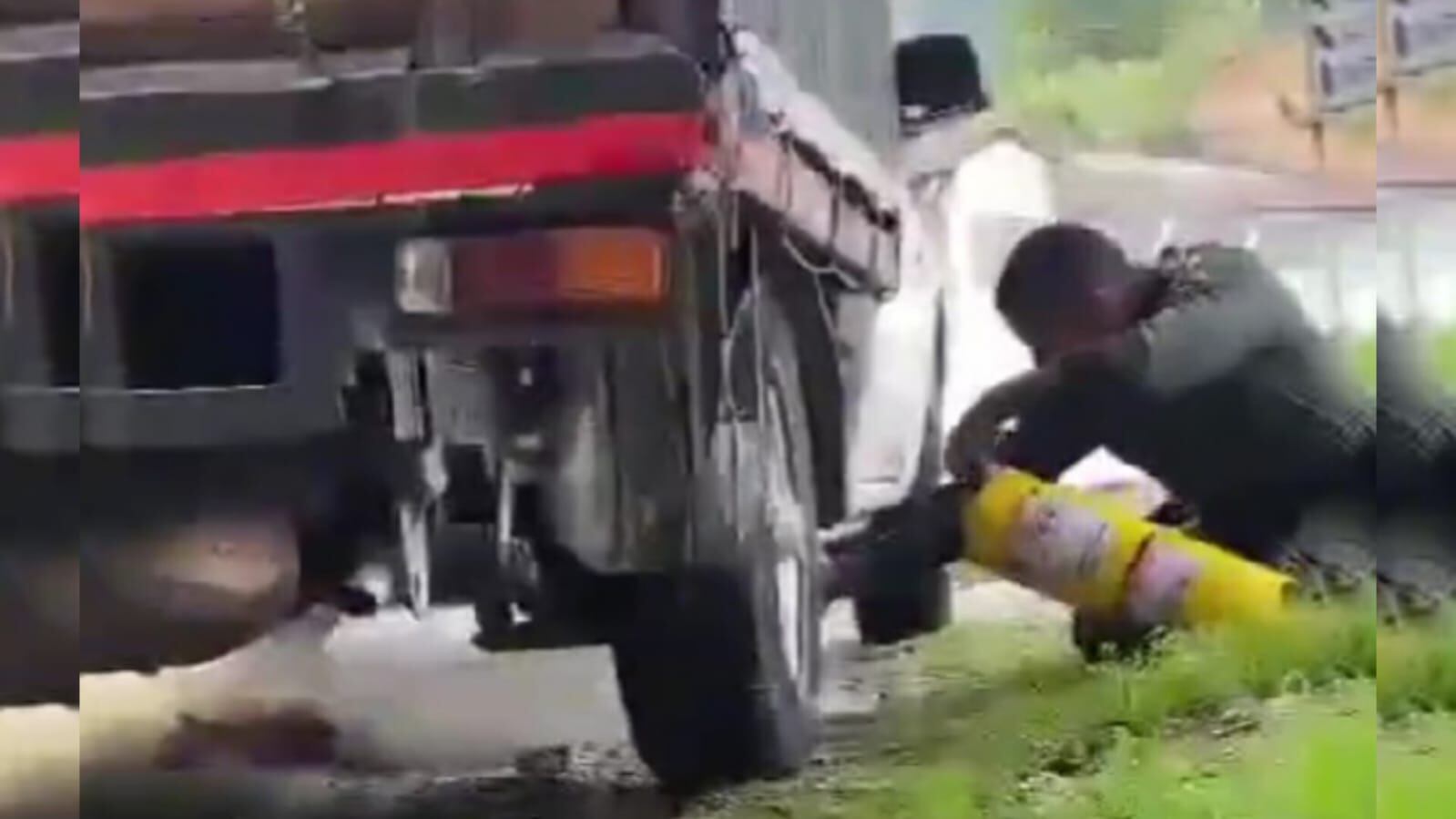 Una acción heroica de la Policía en Cali permitió poner a salvo a dos adultos mayores que se encontraban dentro de un vehículo en llamas.