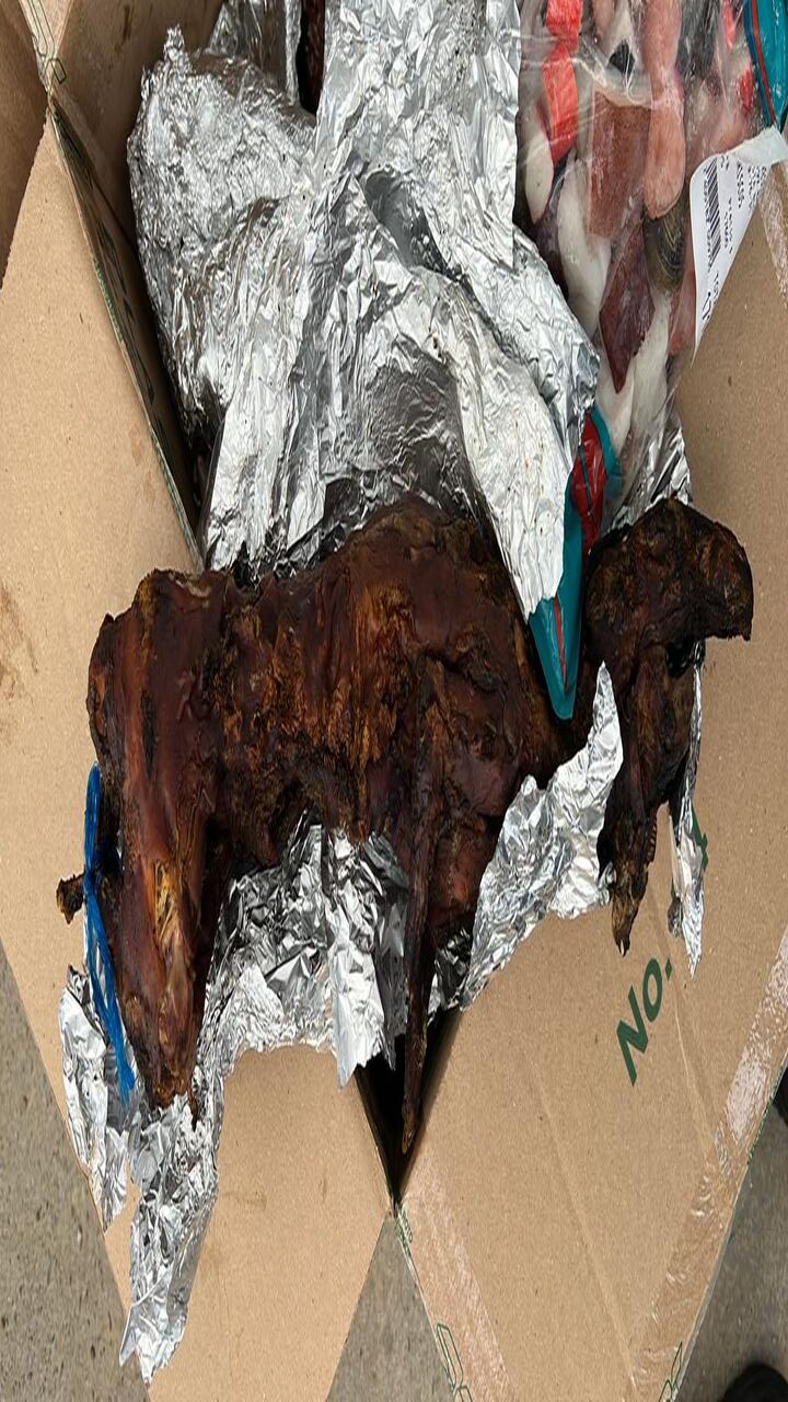 La guardia del Inpec en La Picota encontró una millonaria encomienda de comida que incluía carne, pescado, mariscos, hamburguesas y hasta chicharrones.