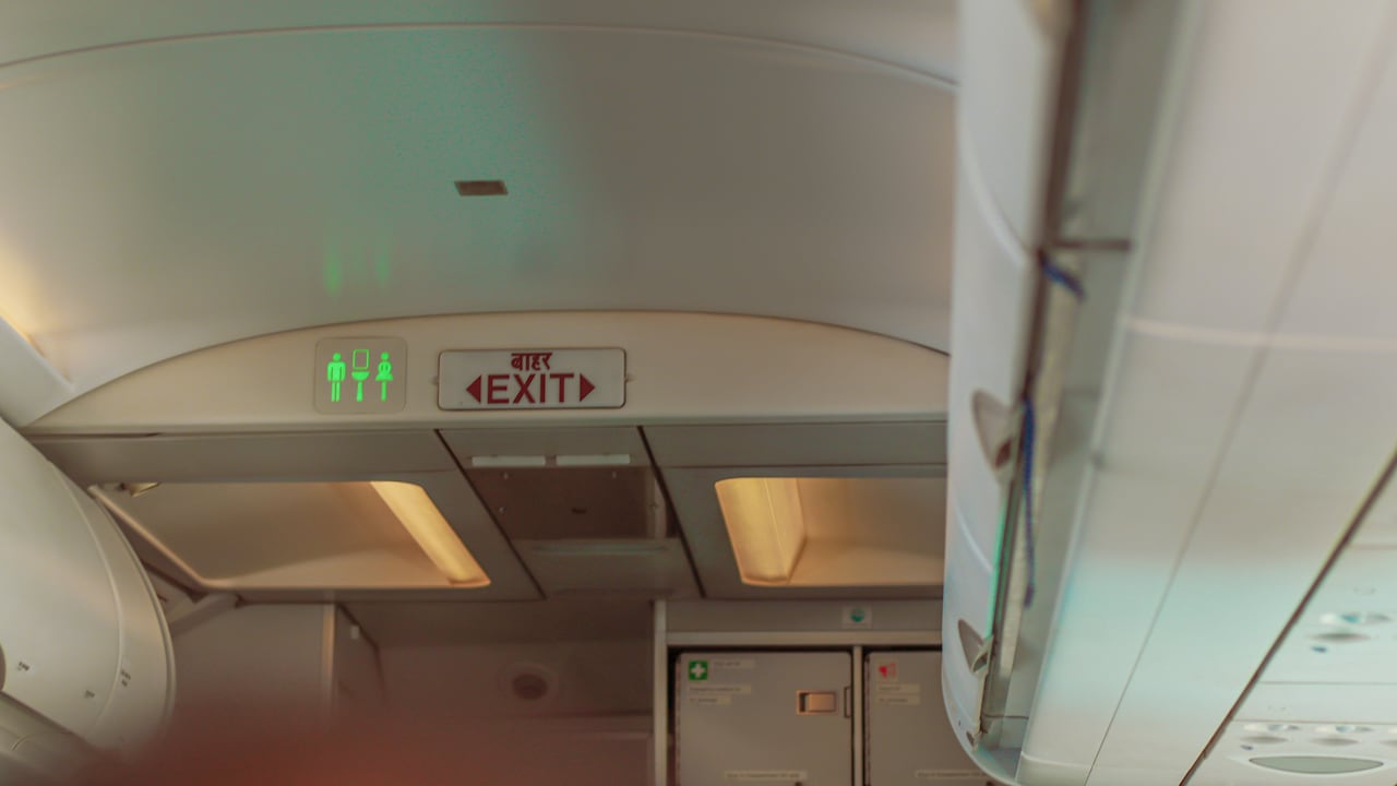 El baño es uno de los lugares más sucios del avión.