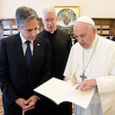 This handout picture taken and released by the Vatican Media on June 28, 2021 shows Pope Francis (R) meeting with US Secretary of State Antony Blinken (L) at the Vatican, as part of a three-nation tour of Europe. - In his three days in Italy, Blinken is to see Pope Francis, the pontiff's first meeting with a high-ranking Biden administration official and also to take part in meetings of the Group of 20 major economies. (Photo by - / VATICAN MEDIA / AFP) / RESTRICTED TO EDITORIAL USE - MANDATORY CREDIT "AFP PHOTO / VATICAN MEDIA" - NO MARKETING - NO ADVERTISING CAMPAIGNS - DISTRIBUTED AS A SERVICE TO CLIENTS