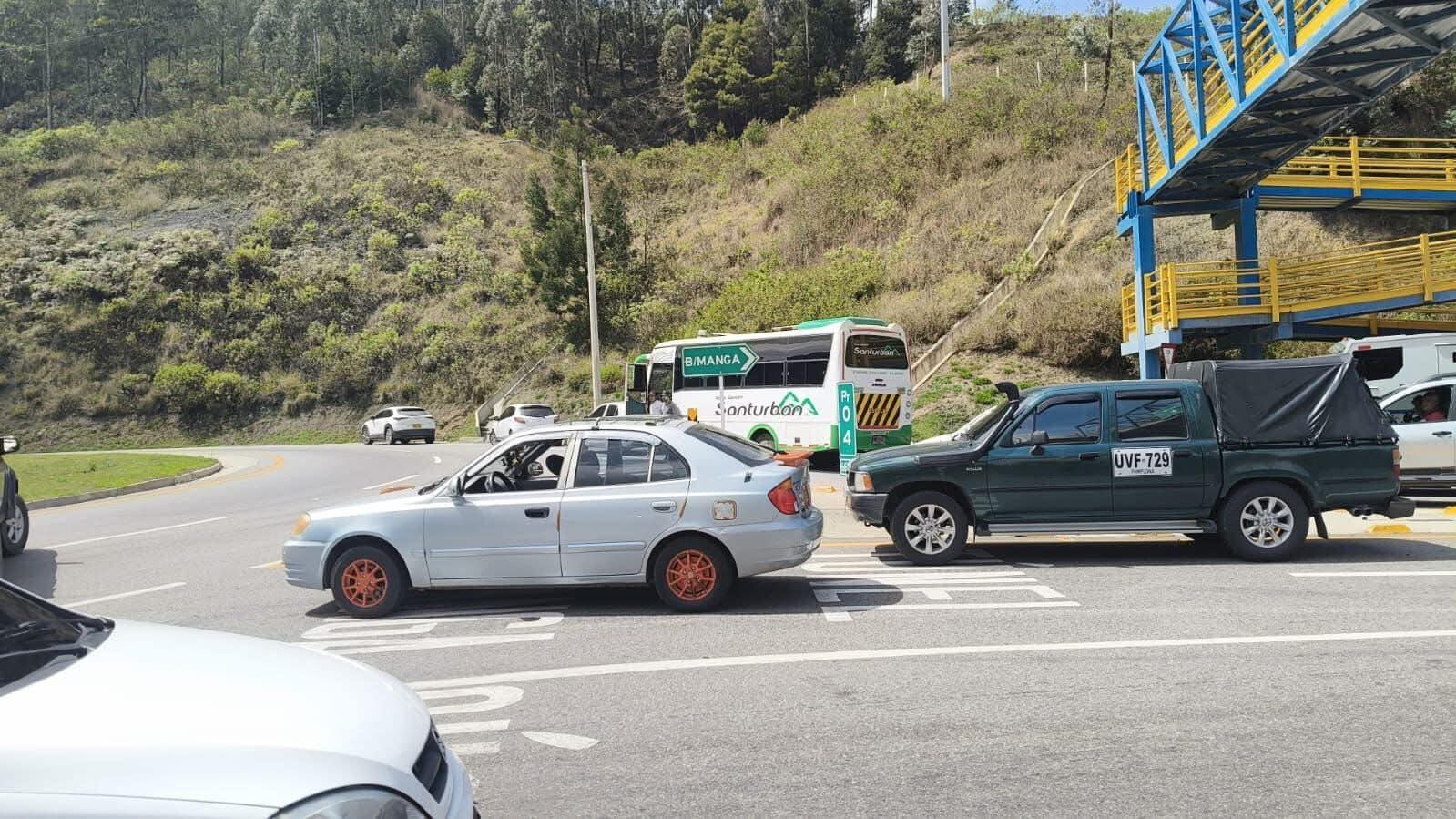La situación se presenta en la vía entre el PR 78 y el sector conocido como la Curva de los Adioses, en el sentido Pamplona - Cúcuta.