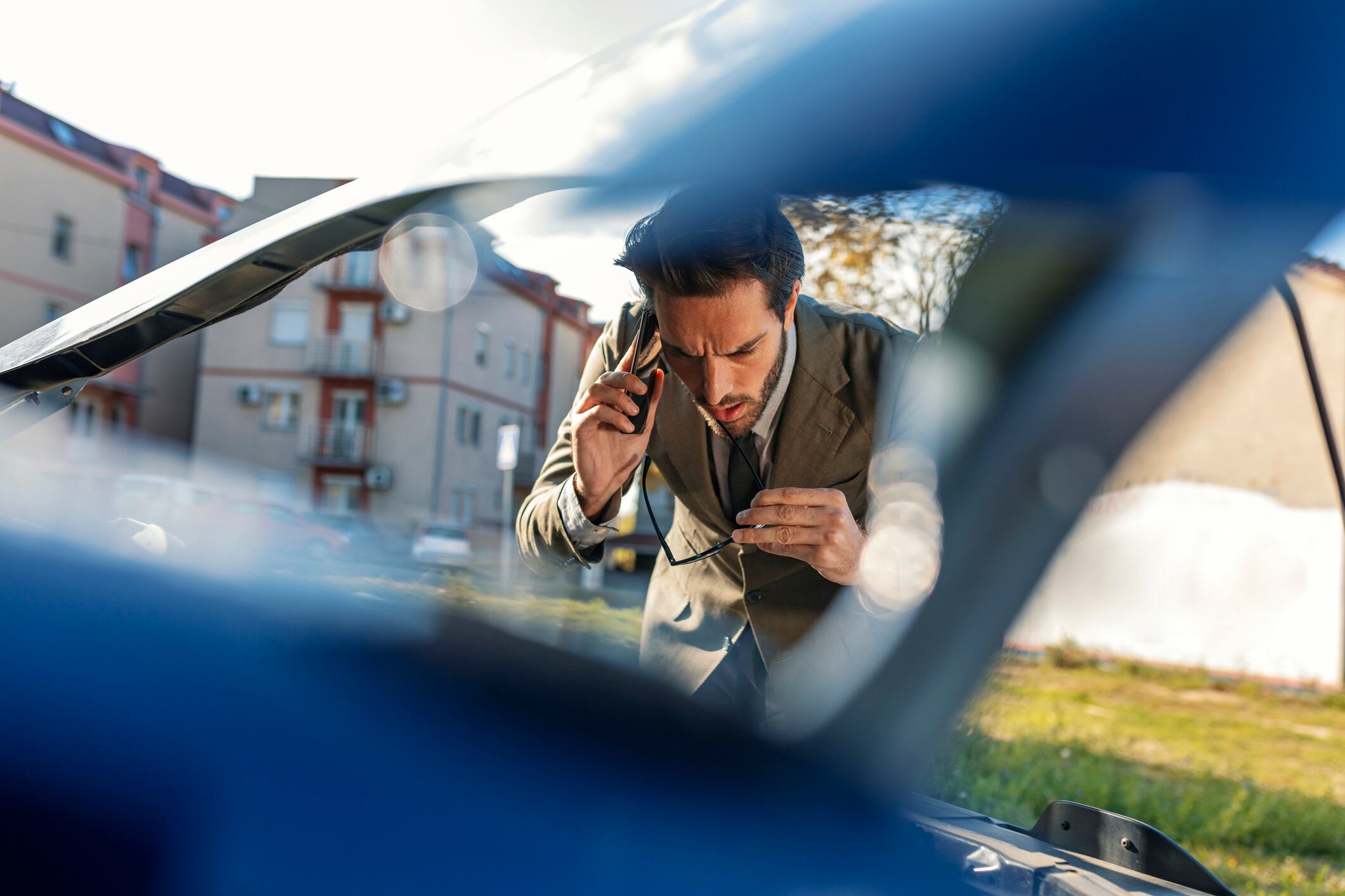 Identificar y solucionar el origen del olor a aceite quemado en un automóvil puede ser la diferencia entre una simple reparación y un costoso reemplazo del motor.