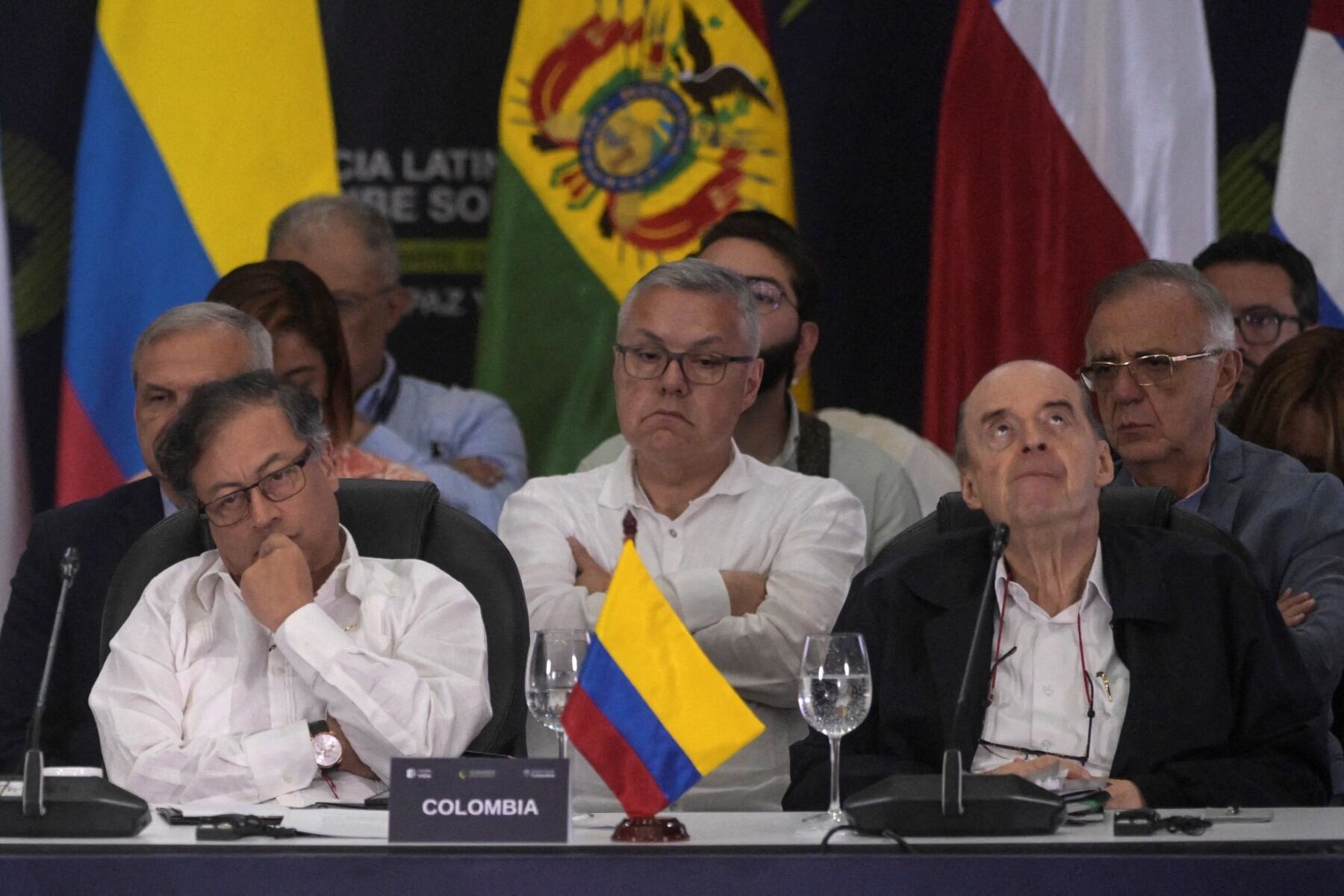 El presidente colombiano Gustavo Petro (izq.) y su ministro de Relaciones Exteriores, Álvaro Leyva, escuchan al presidente mexicano, Andrés Manuel López Obrador (fuera de cuadro) durante la Conferencia Latinoamericana y del Caribe sobre Drogas en el Centro de Eventos Valle del Pacífico en Cali, Colombia, el 9 de septiembre de 2023. (Foto de Joaquín SARMIENTO / AFP)