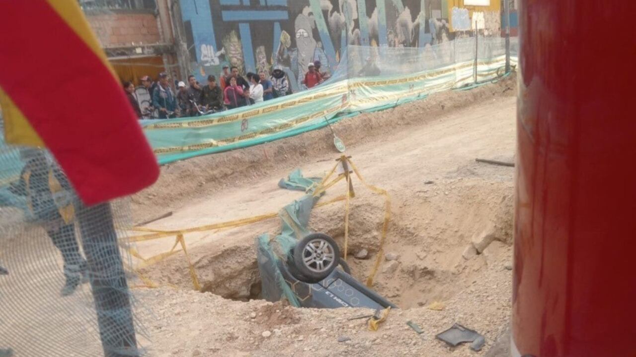 El vehículo cayó a un enorme hueco.