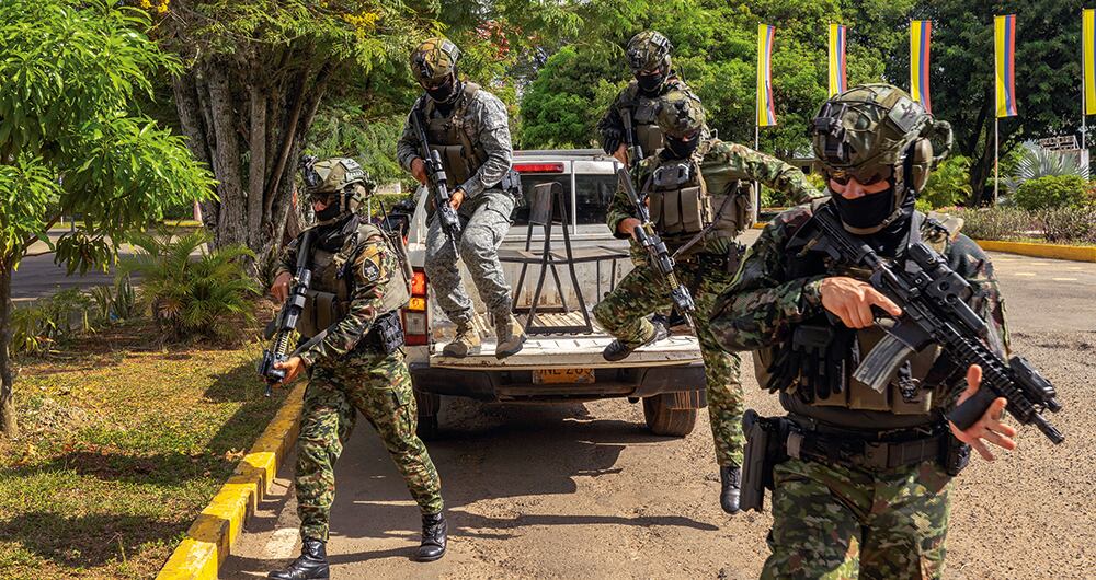 El Ejército y la Policía patrullan las calles de Cali para mitigar cualquier amenaza de las disidencias de las Farc.