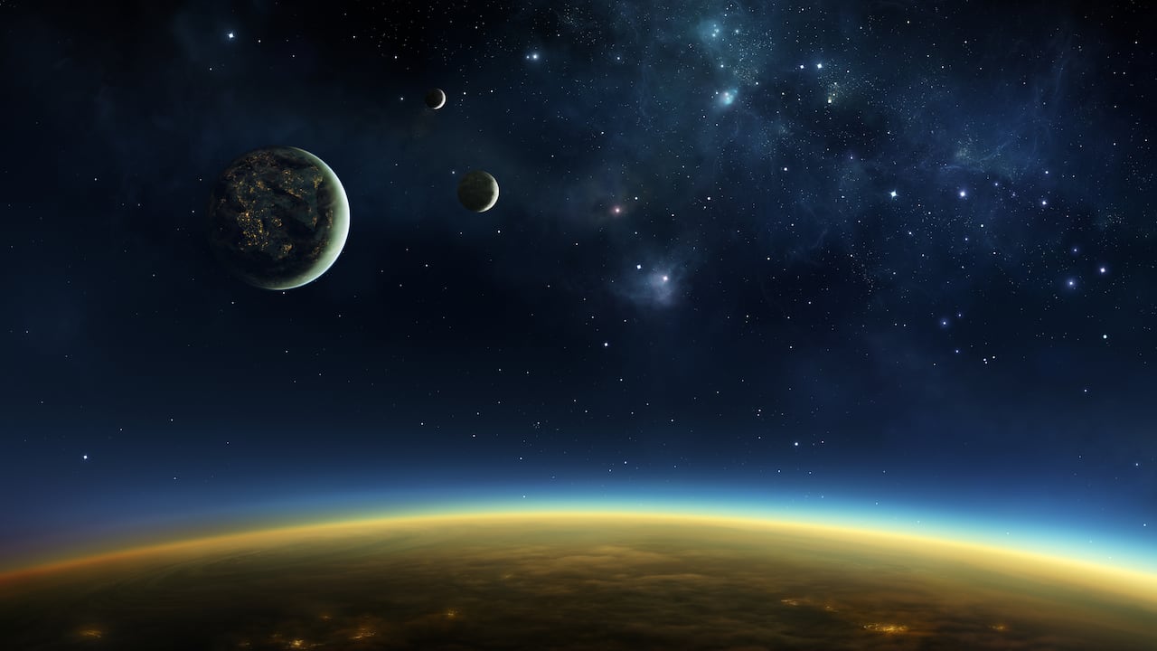 Su composición rocosa es rica en hierro, similar a la de la Tierra, más que a la de Mercurio.