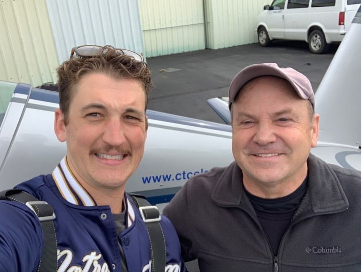 Coleman (derecha) realizó unos 20 vuelos con cada actor, incluido Miles Teller (izquierda), quien interpreta a Rooster en “Top Gun: Maverick”.