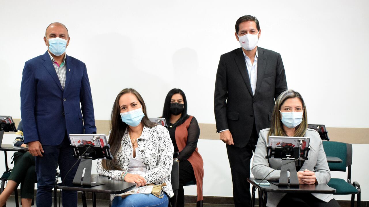 Carlos Mauricio Vásquez, director general de Compensar y Carlos Zenteno, presidente de Claro Colombia, durante entrega de equipamiento a las salas de Suba y Soacha.