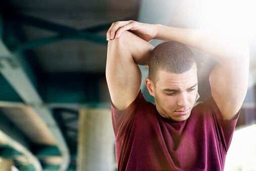 Ejercicio de estiramiento para aliviar el dolor del cuello y los hombros.