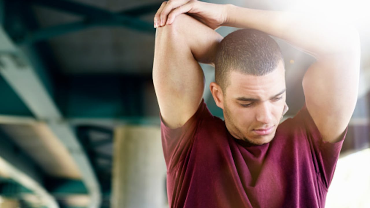 Ejercicio de estiramiento para aliviar el dolor del cuello y los hombros.