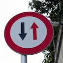 La señal de las flechas en sentidos opuestos busca prevenir maniobras riesgosas en sectores con espacio reducido para la circulación.