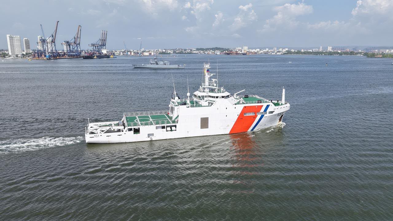 La capitana de Fragata Natalia Otálora, junto con la tripulación del ARC Simón Bolívar y los investigadores del Estudio Regional del Fenómeno de El Niño (ERFEN), durante el Crucero Oceanográfico en el Pacífico colombiano.
