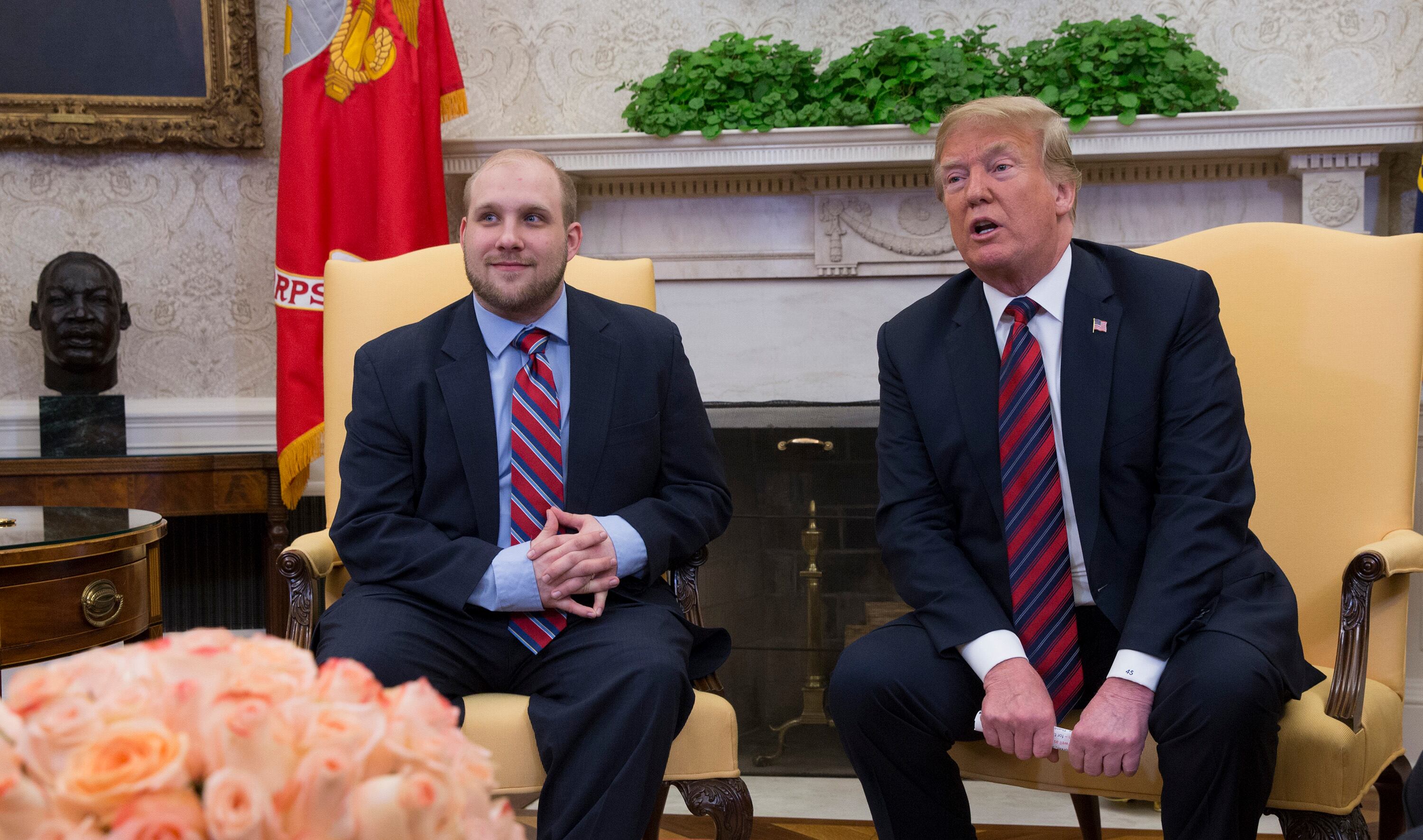 El presidente estadounidense Donald Trump habla durante una reunión con Joshua Holt después de su regreso a Estados Unidos en la Casa Blanca el 26 de mayo de 2018 en Washington, DC. Holt, que había estado encarcelado en Venezuela durante dos años, fue liberado tras los esfuerzos diplomáticos de las administraciones de Trump y Obama.