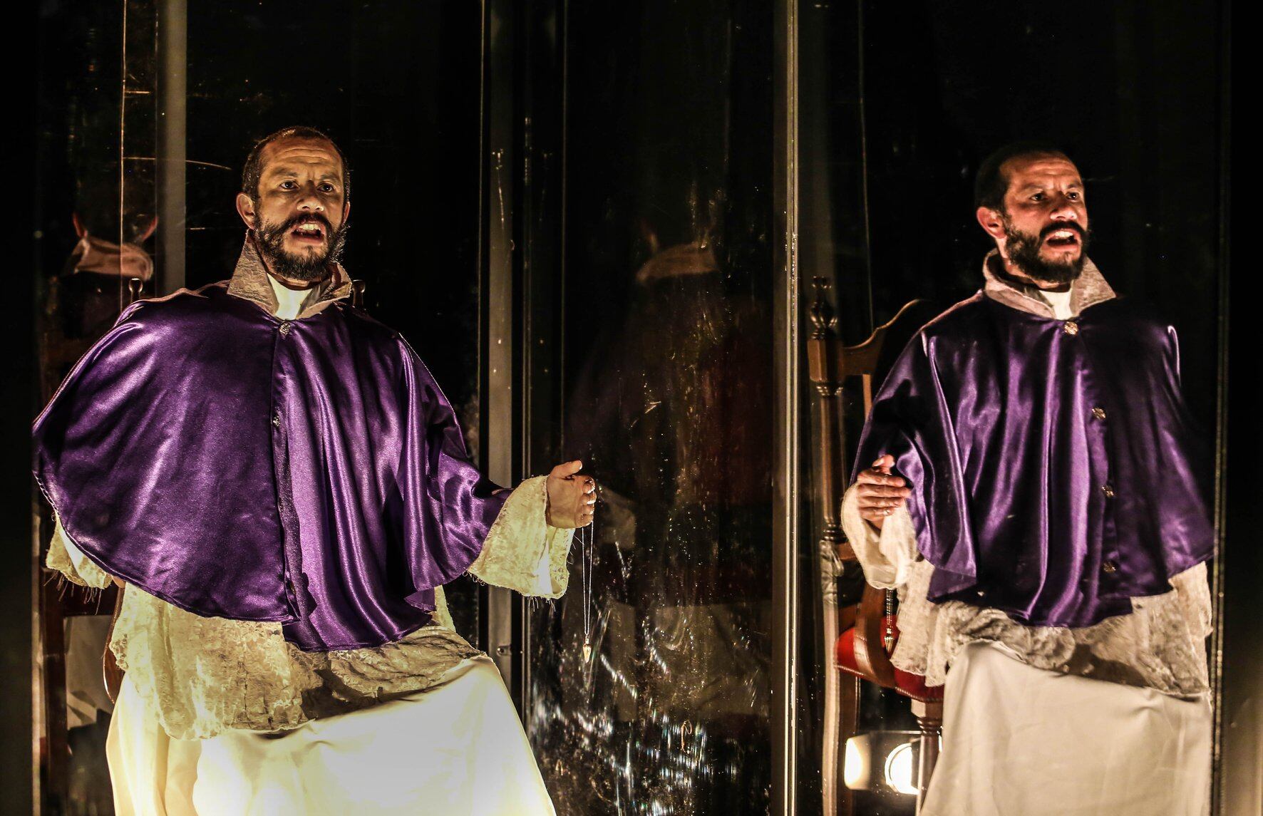 Diario de una crucifixión, danza en una urna de cristal