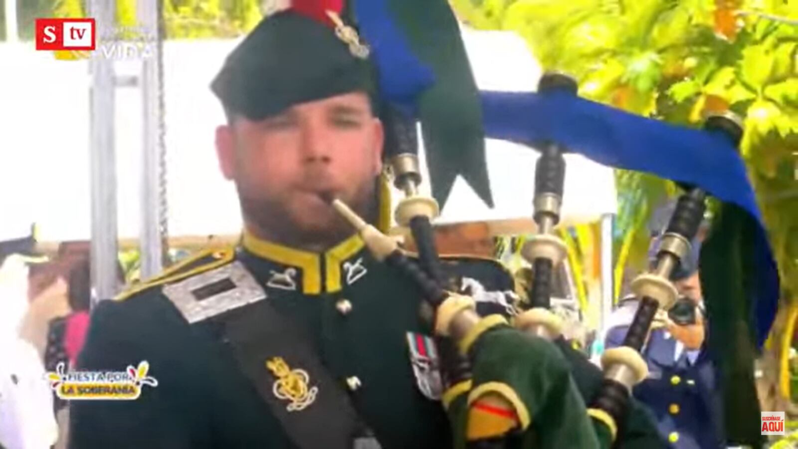 Homenaje a los caídos en combate en el pleno del desfile militar en San Andrés.