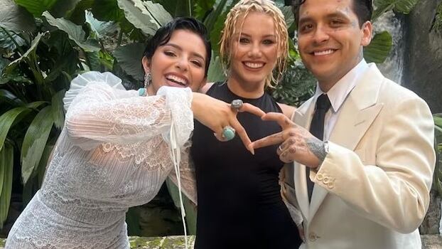 Nodal y Ángela Aguilar con una buena amiga