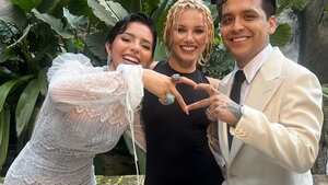 Nodal y Ángela Aguilar con una buena amiga