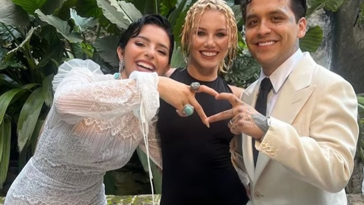 Nodal y Ángela Aguilar con una buena amiga