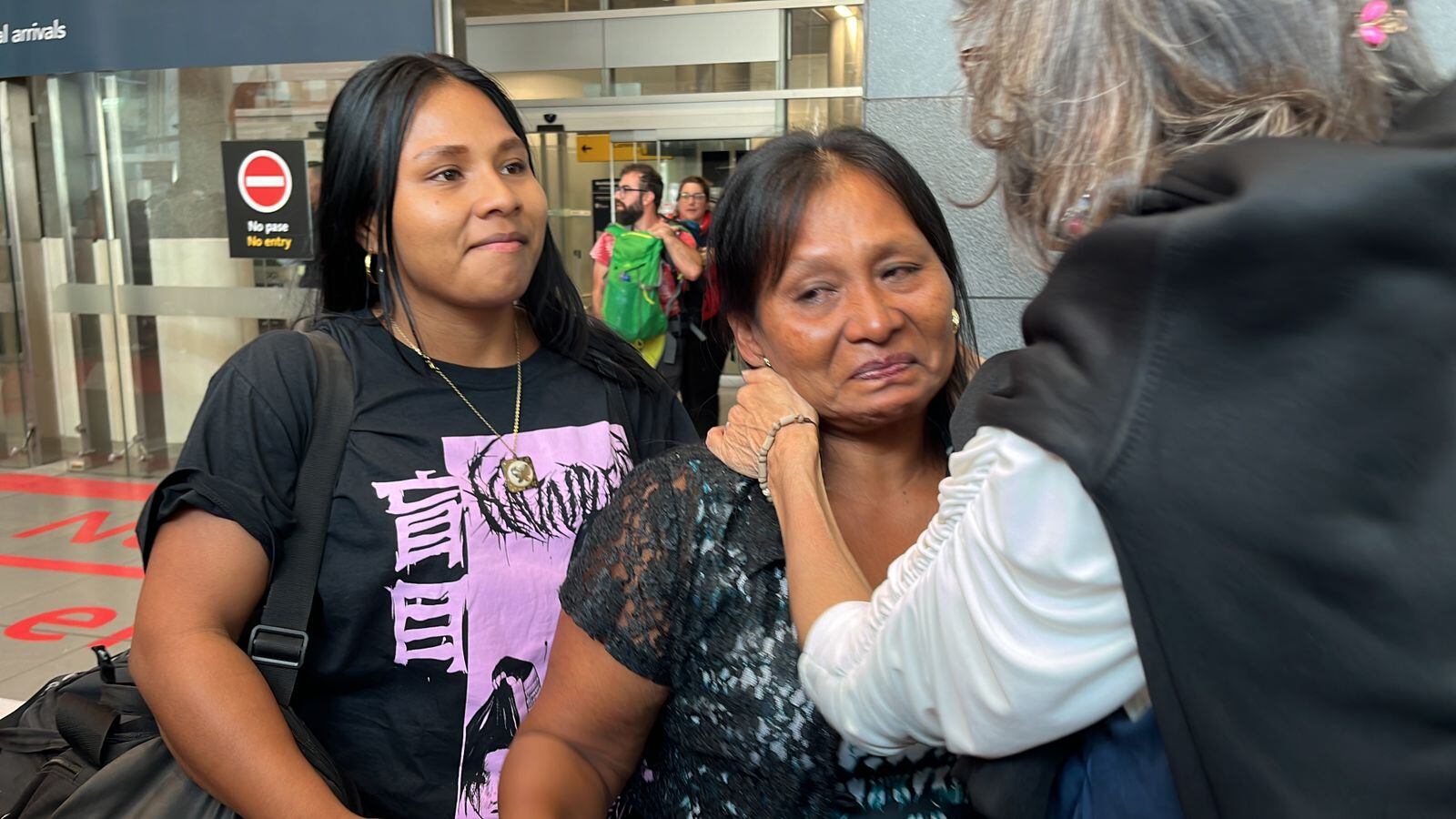 Alejandra Banubio Martínez y su madre, Adriana Martínez Dogirama, llegando a Bogotá