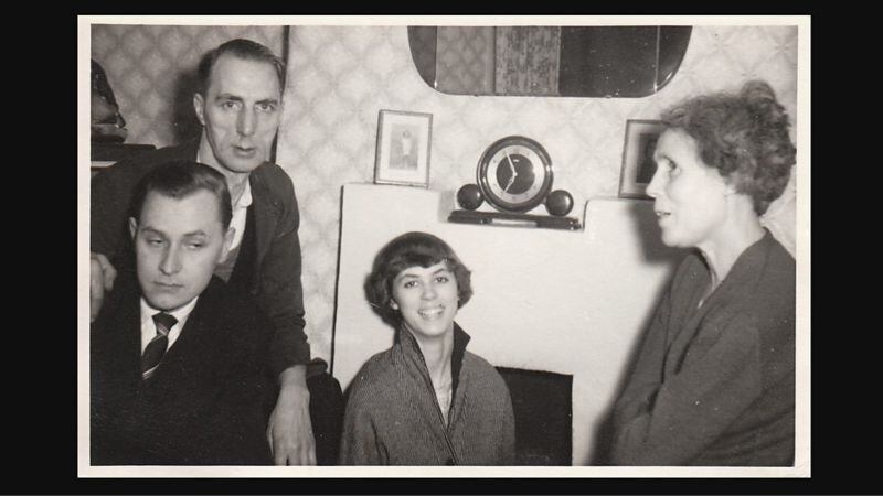 La familia Hitchings en la sala de la casa en 1957.