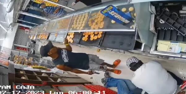 Así fue el indignante robo en una panadería de Cali.