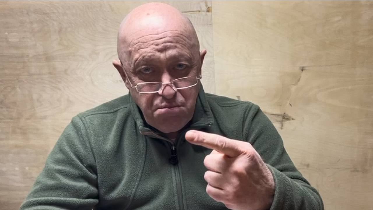 En esta imagen del folleto tomada de un video publicado por Prigozhin Press Service el viernes 12 de mayo de 2023, el jefe de Wagner Group, Yevgeny Prigozhin, hace una declaración en video desde una ubicación desconocida.