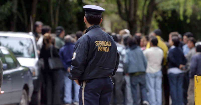 Se le endilga a la compañía prestaciones del servicio con personal no acreditado ni inscrito en los sistemas oficiales de la SuperVigilancia.