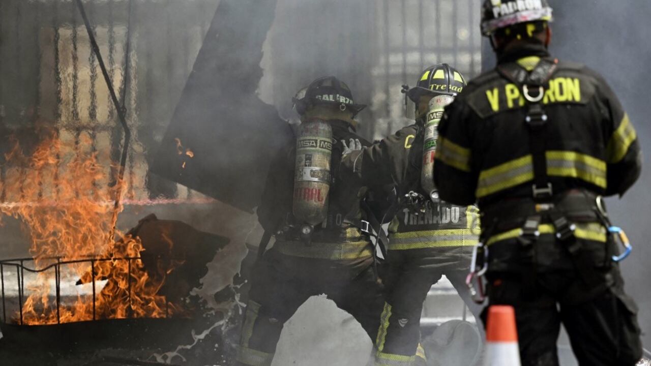 Bomberos de México tratan de controlar un incendio ocasionado por el terremoto que se vivió en ese país el lunes 19 de septiembre de 2022