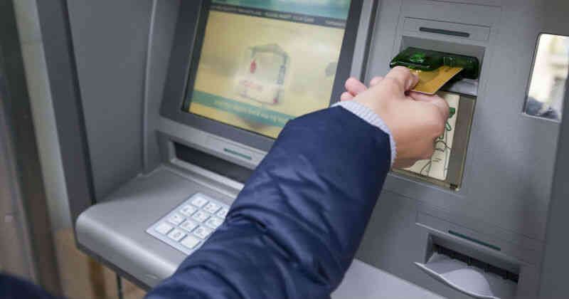 Cajero electrónico, tarjeta débito, retiro, banca electrónica (123RF)