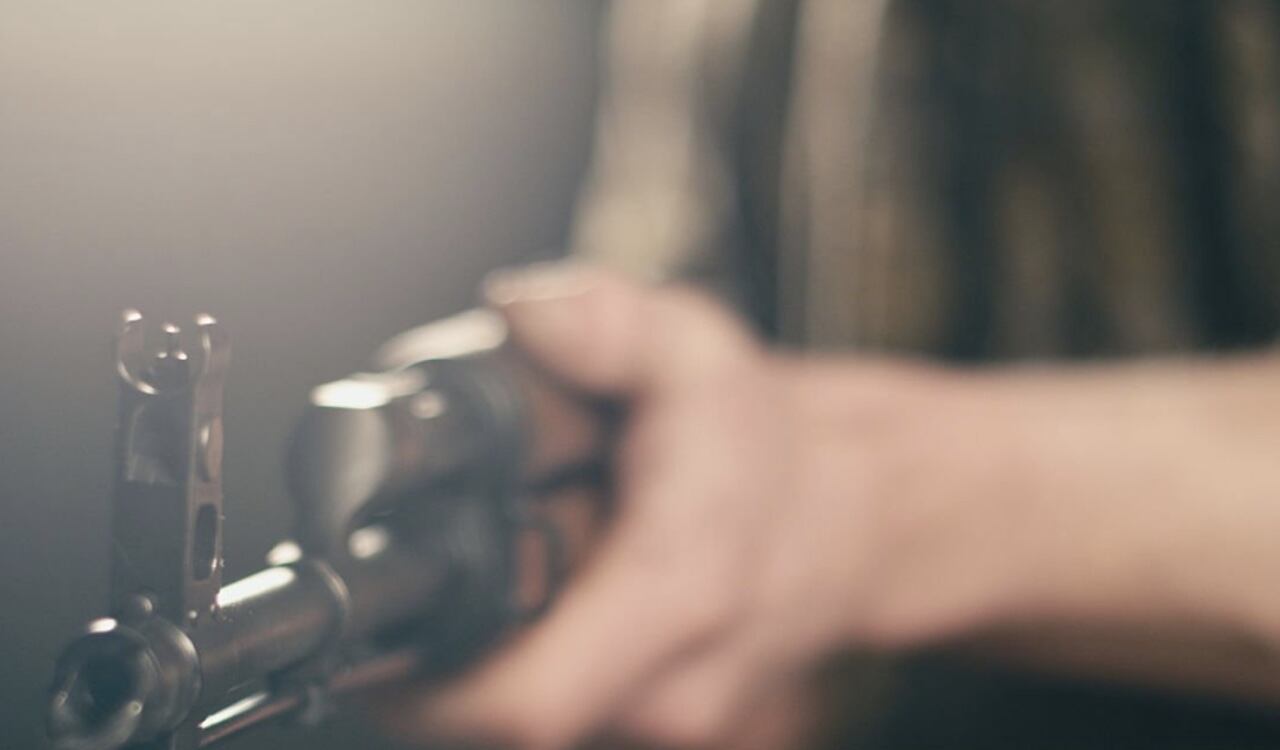 Cuando los policías llegaron a la escena del crimen, el asesino los atacó con un fusil (imagen de referencia)