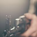 Cuando los policías llegaron a la escena del crimen, el asesino los atacó con un fusil (imagen de referencia)