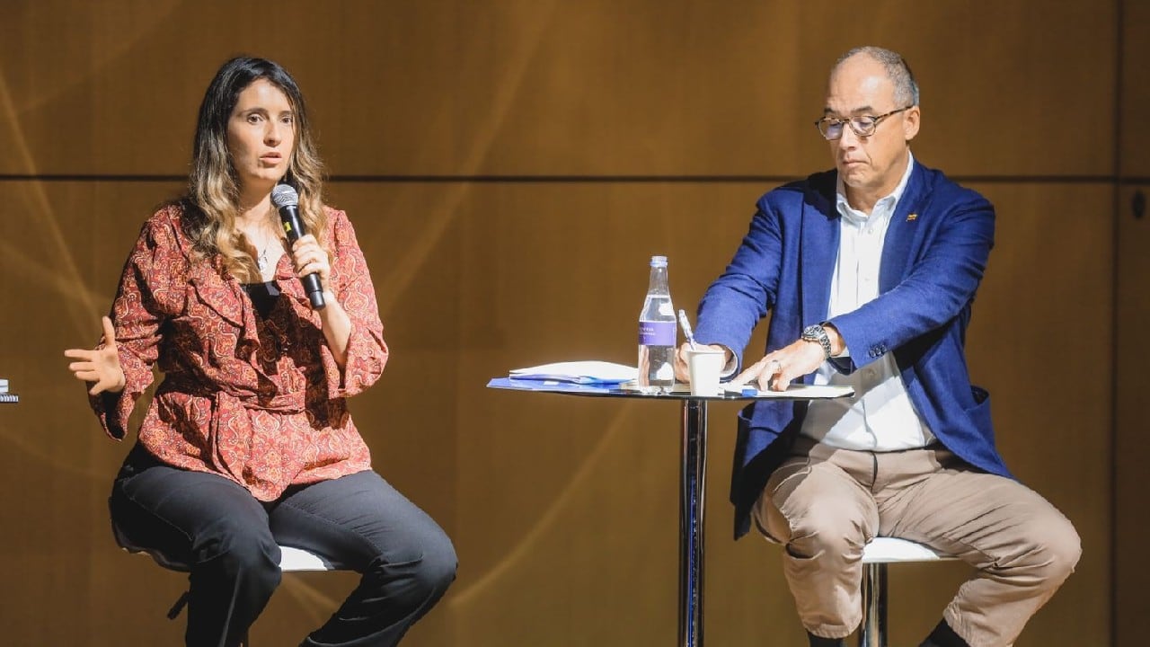 En un debate con candidatos presidencias, la congresista mostró su afinidad por el programa educativo.