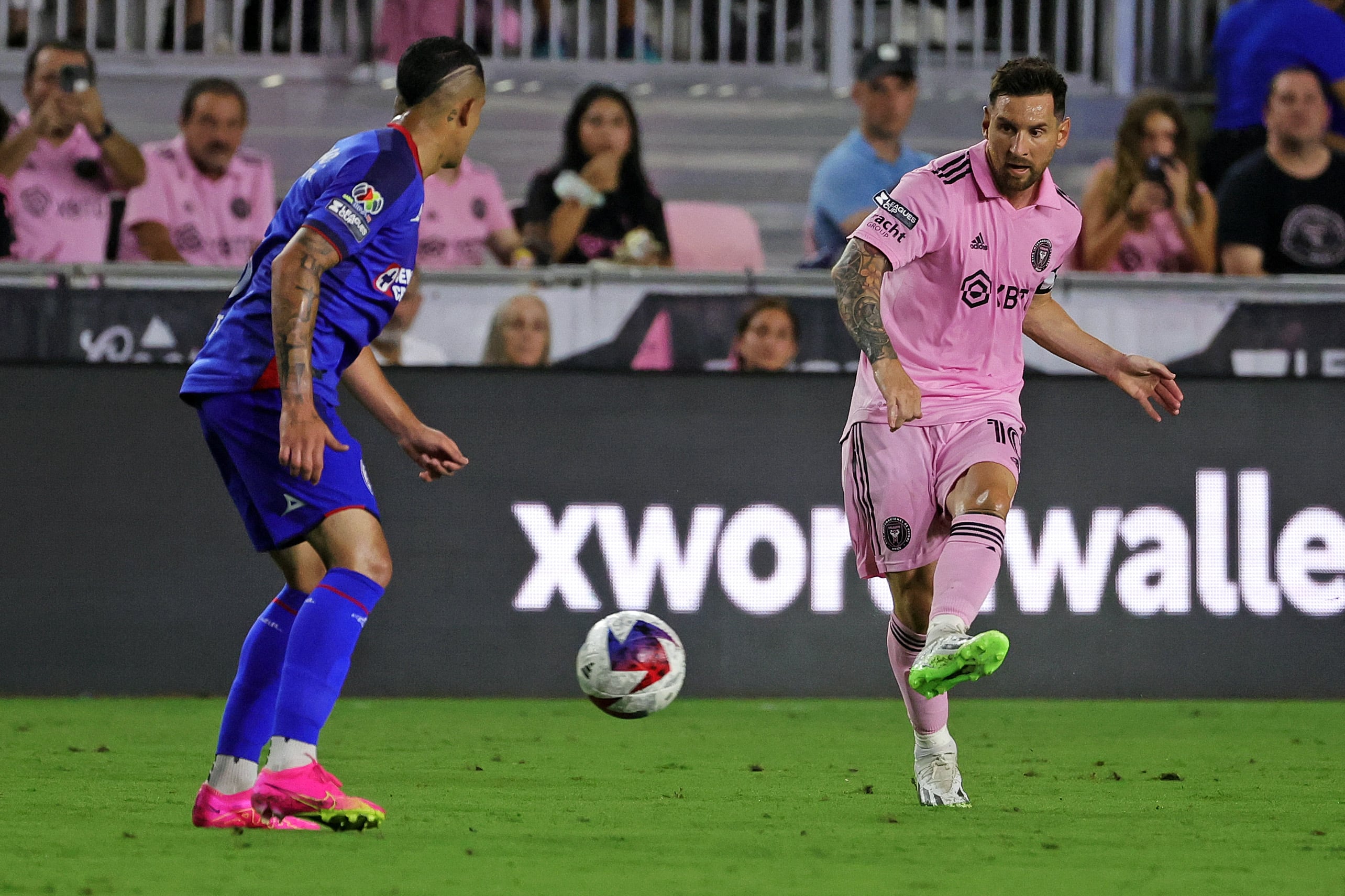 Messi encara a un jugador del Cruz Azul.