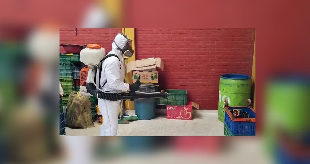 Fumigación en la plaza de mercado Las Ferias.