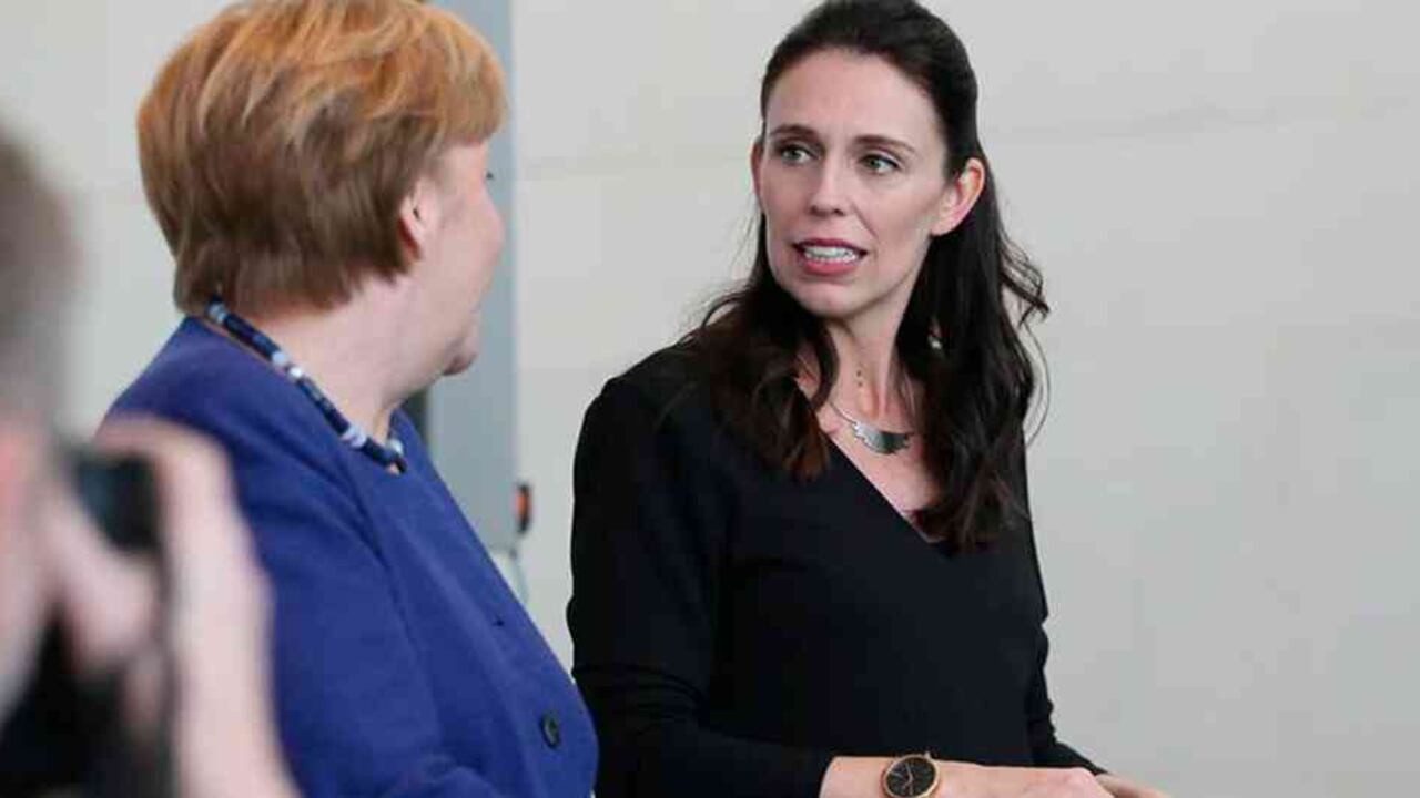 La canciller alemana Angela Merkel (izquierda) se encuentra con la primera ministra de Nueva Zelanda Jacinda Ardern (derecha) en Berlín, Alemania.