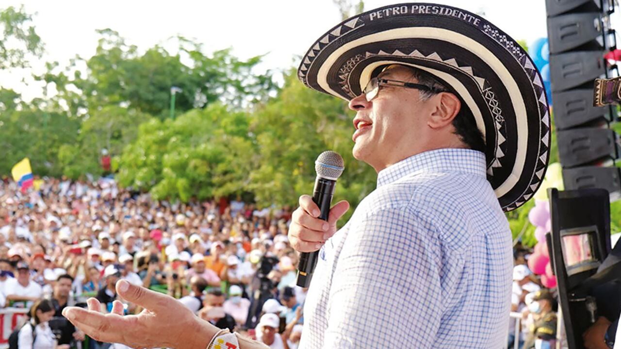 El presidente GUSTAVO PETRO está en medio de un escándalo desatado por dos de sus funcionarios más cercanos: su exjefa de gabinete y su hombre clave durante la campaña y, además, embajador en Venezuela.