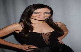 Danica McKellar tiene 38 años. Ha hecho varias apariciones en la televisión, una de las últimas en la exitosa serie 'The Big Bang Theory'. Estudió Matemáticas y ha escrito varios libros para que los jóvenes le pierdan la fobia a los números. En 2005 posó en ropa interior para la revista Stuff luego de que lso lectores la votaran a ella como la estrella de los 90 que quisieran ver en ropa interior.